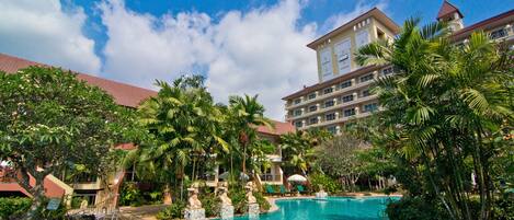 Piscine extérieure, accès possible de 7 h à 21 h, parasols