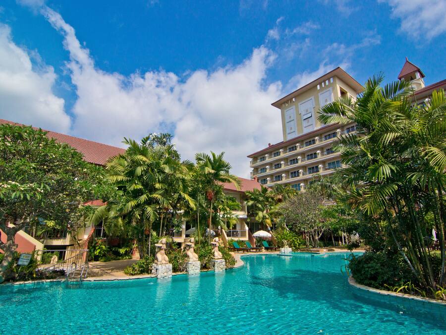 Piscine extérieure, parasols de plage, chaises longues