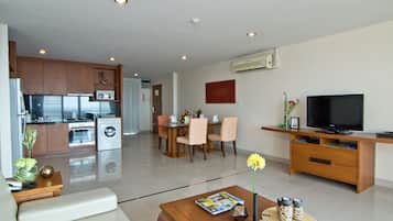 Family Suite Sea view - No Pets Allowed | Phòng khách | TV LED