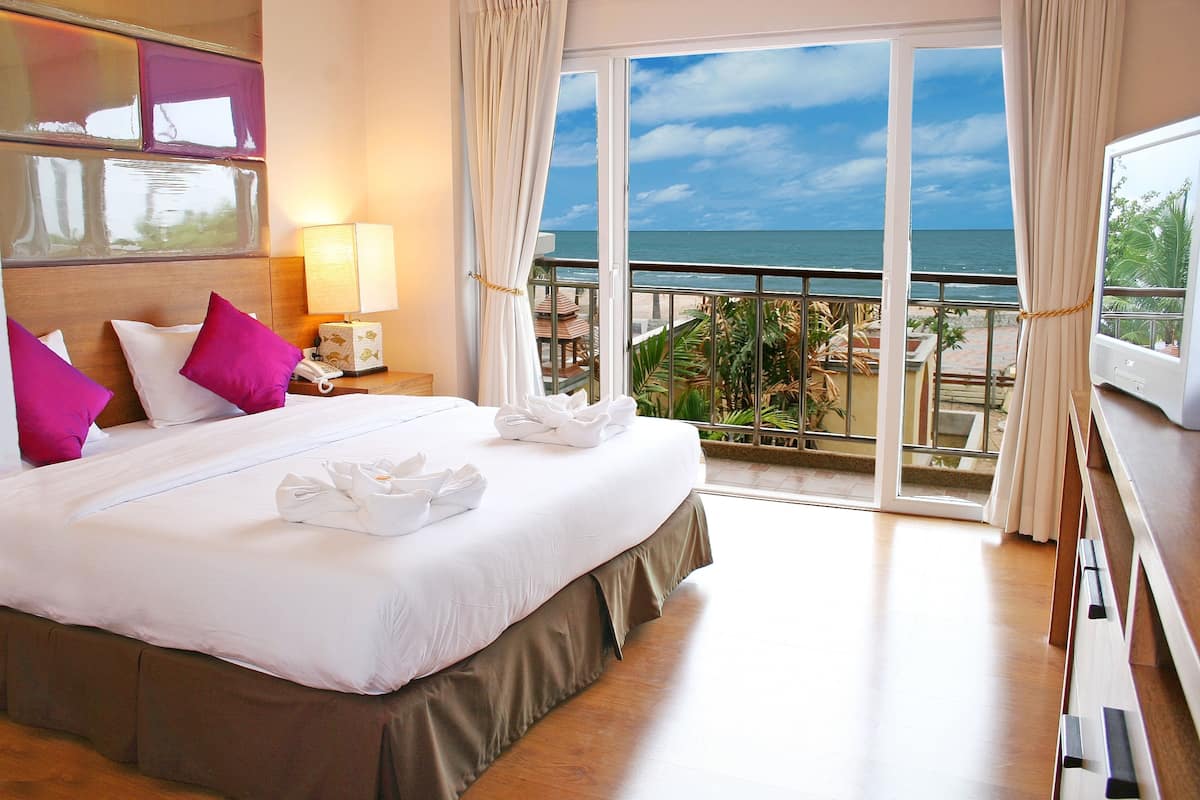 Presidential Suite - No Pets Allowed | 1 bedroom, minibar, in-room safe, individually decorated