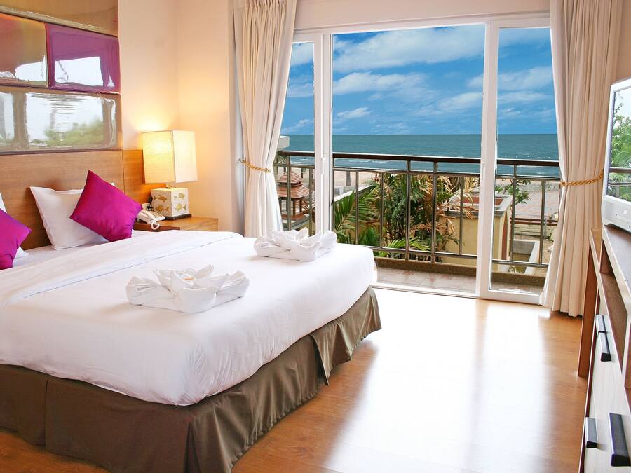 Presidential Suite - No Pets Allowed | Minibar, in-room safe, individually decorated, individually furnished