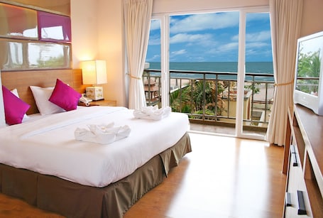 Minibar, in-room safe, individually decorated, individually furnished. Bella Villa Cabana