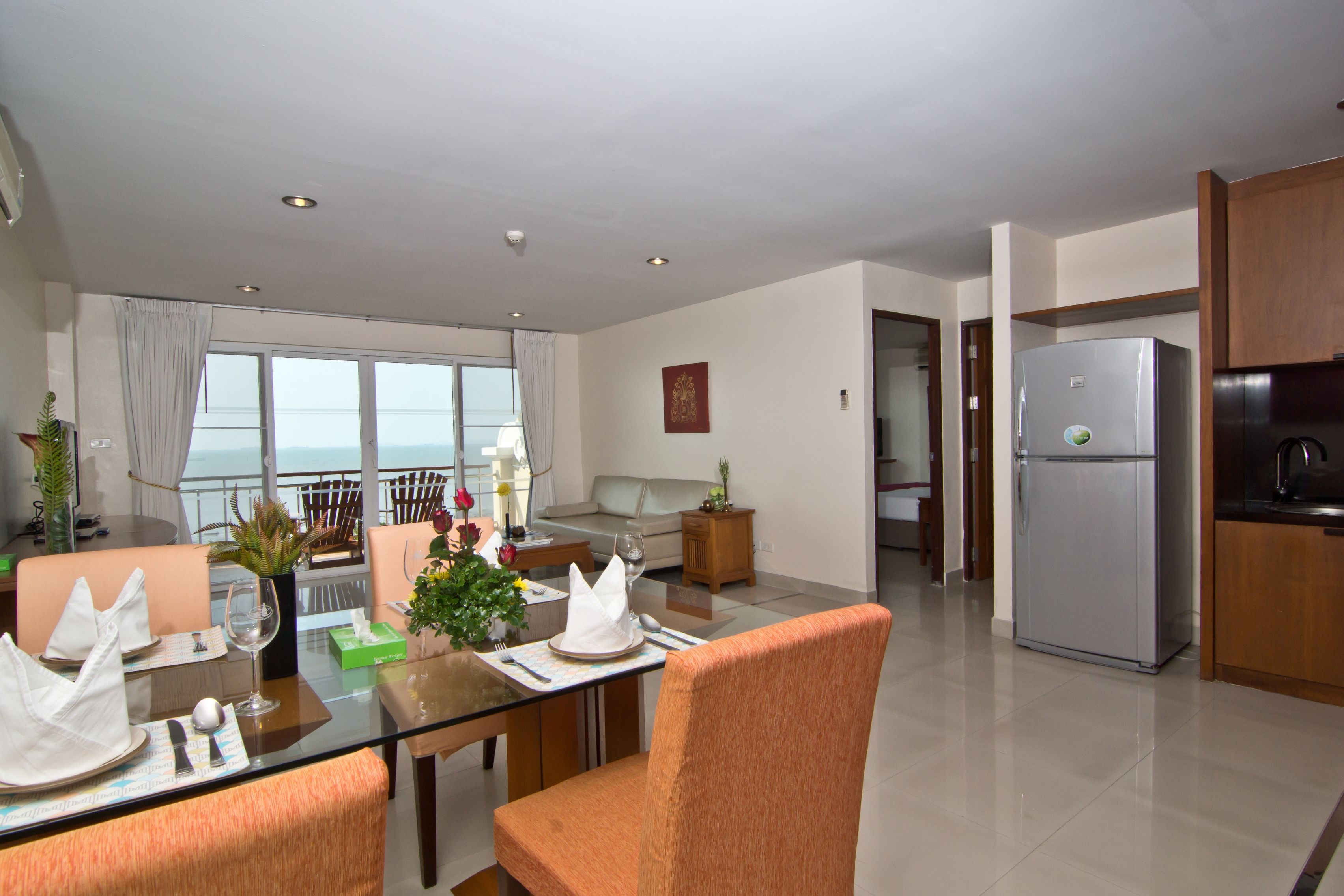 Un soggiorno moderno con zona pranzo, cucina e balcone vista panoramica.