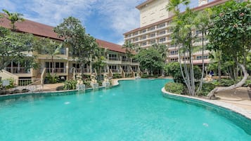 2 hồ bơi ngoài trời, dù/ô trên bãi biển/hồ bơi, ghế dài tắm nắng