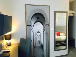 Habitación Confort, 1 cama Queen size, para no fumadores | Camas con pillow-top, caja de seguridad en la habitación y escritorio 
