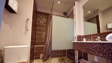 Un baño con ducha, inodoro y lavabo.