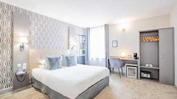 Surmatelas, coffres-forts dans les chambres, bureau, rideaux occultants