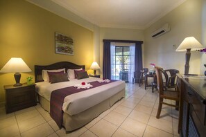 Quarto quádruplo luxo, terraço, vista para o mar | Cofres nos quartos, escrivaninha, ferros/tábuas de passar roupa