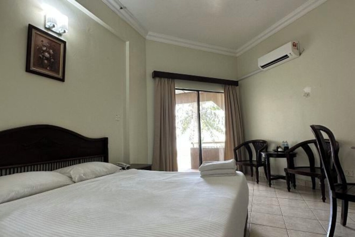 In-room safe, desk, iron/ironing board (on request), WiFi (free)