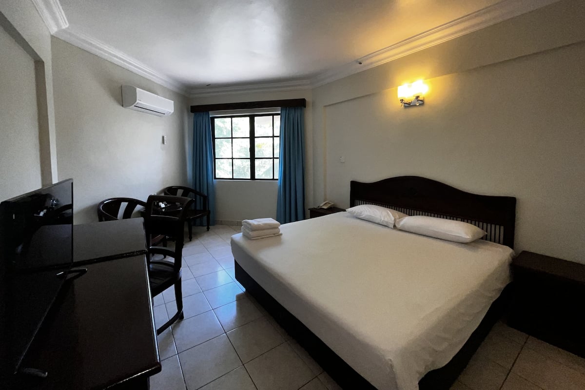 In-room safe, desk, iron/ironing board, free WiFi