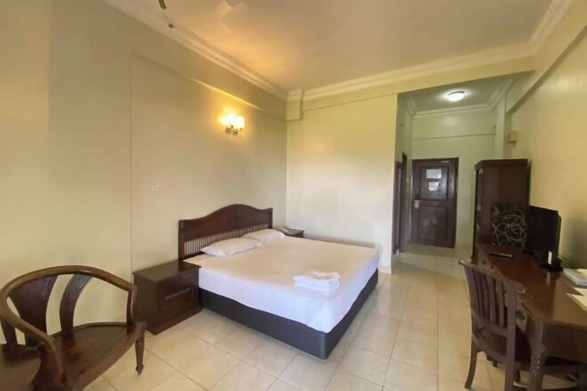 In-room safe, desk, iron/ironing board, free WiFi