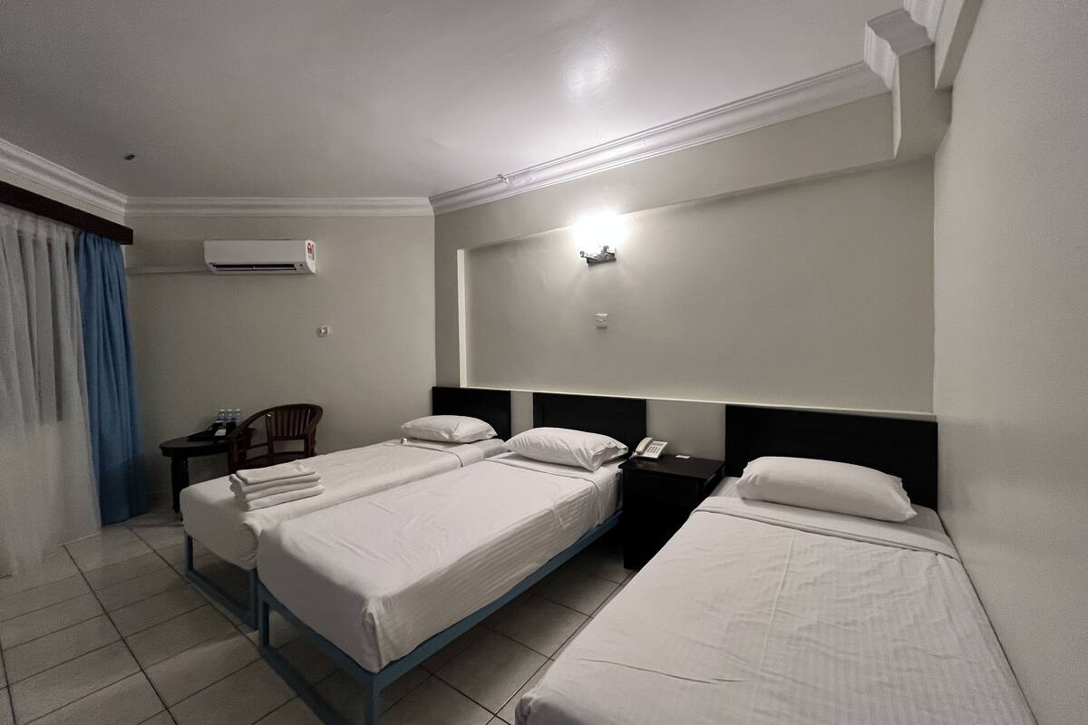 Deluxe-Dreibettzimmer, eingeschränkter Meerblick