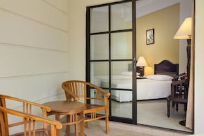 Phòng 4 Deluxe, hiên, quang cảnh biển | Két bảo mật tại phòng, bàn, bàn ủi/dụng cụ ủi quần áo 