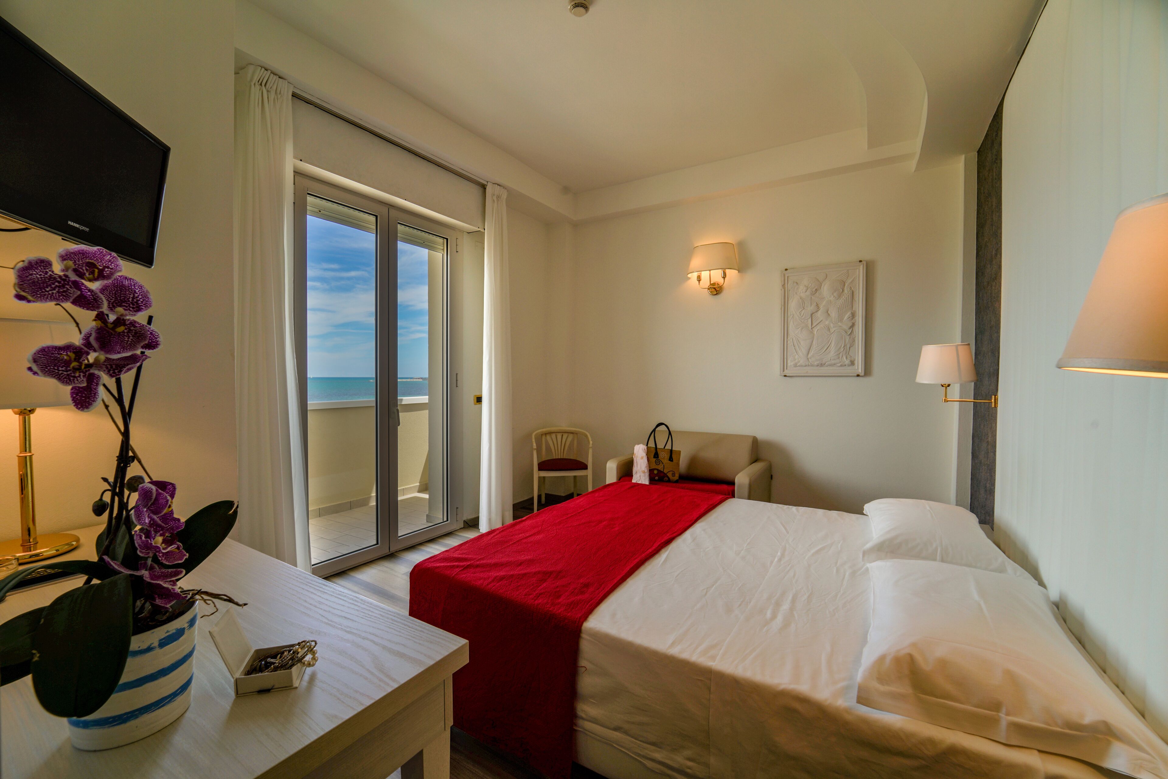 Minibar, coffres-forts dans les chambres, bureau, chambres insonorisées