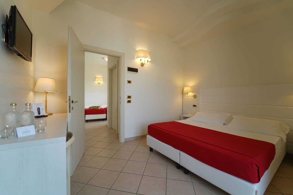 Suite | Een minibar, een kluis op de kamer, een bureau, geluiddichte muren