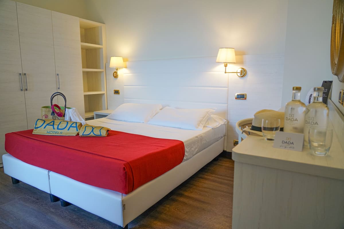 Een minibar, een kluis op de kamer, een bureau, geluiddichte muren