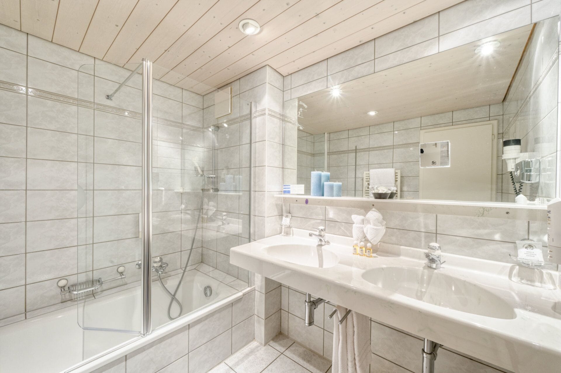 deluxe double room | pillow-top beds, minibar, in-room safe, individually furnished