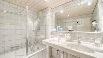 Deluxe tweepersoonskamer, balkon | Pillowtop-bedden, een minibar, een kluis op de kamer