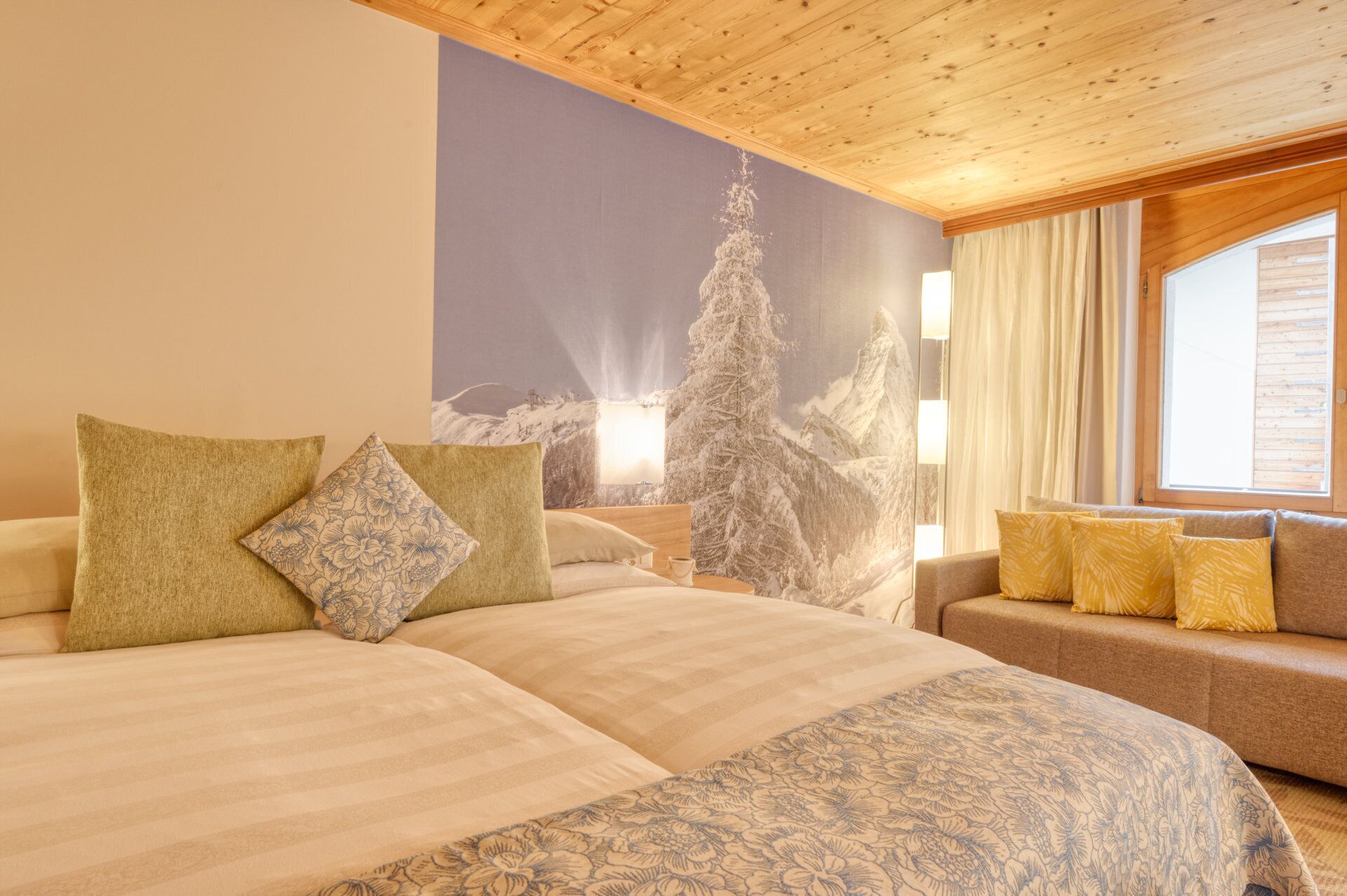 deluxe double room | pillow-top beds, minibar, in-room safe, individually furnished