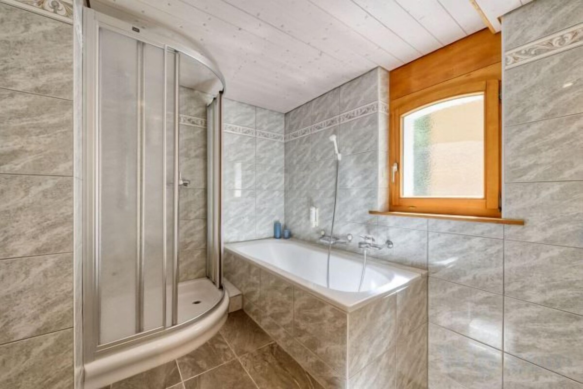 Baño | Tina con regadera, secadora de cabello, batas, pantuflas 