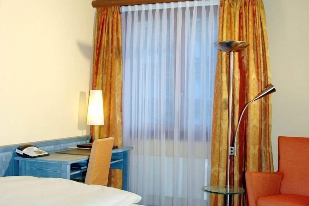 Pillowtop beds, minibar, in-room safe, desk