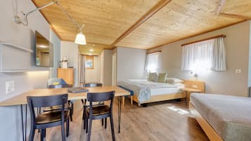 Suite junior | Camas con pillow-top, minibar y caja de seguridad en la habitación