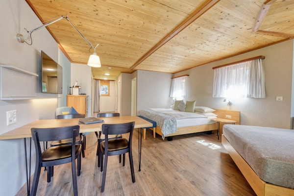 Suite Junior | Bantalan ekstra lembut, minibar, dan brankas