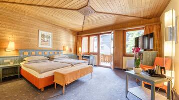 Chambre Double Classique | Surmatelas, minibar, coffres-forts dans les chambres