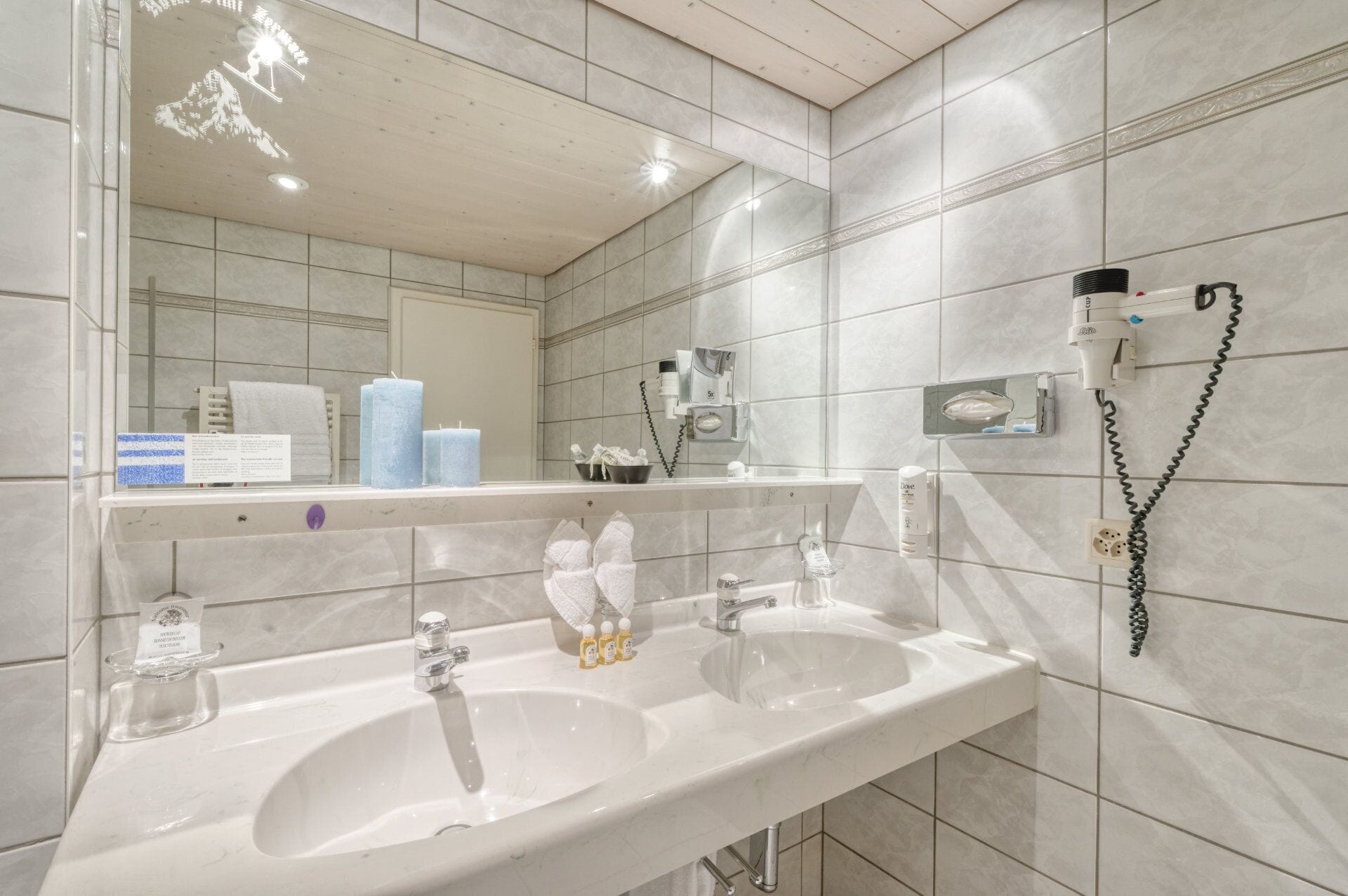 deluxe double room | pillow-top beds, minibar, in-room safe, individually furnished