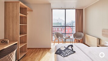 Minibar, escritorio y espacio para trabajar con laptop 
