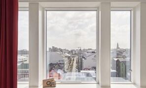 迷你吧、办公桌、笔记本电脑工作区、遮光窗帘