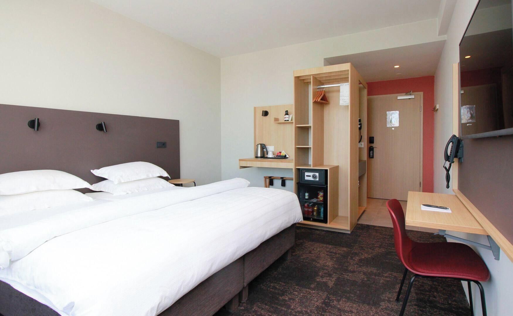 Minibar, desk, laptop workspace, blackout curtains