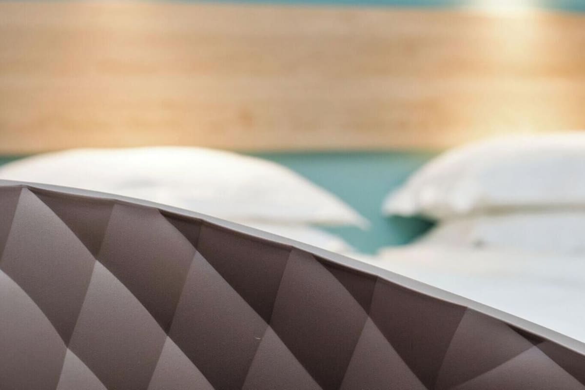 Minibar, escriptori i espai de treball apte per a portàtils