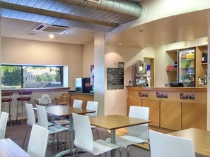 Dining - Travelodge Birmingham Fort Dunlop (Birmingham)