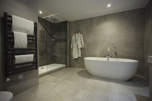Suite | Bathroom | Hydromassage showerhead, eco-friendly toiletries, hair dryer, towels - Wychwood Park (Crewe)