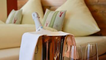 Premium bedding, in-room safe, desk, free WiFi