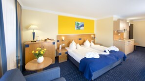 Ropa de cama de alta calidad y caja de seguridad en la habitación 