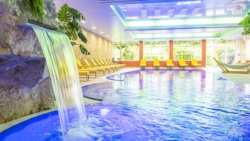 Piscina coperta, ombrelloni da piscina, lettini