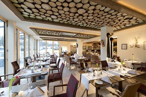 Lunch, dinner, brunch served; international cuisine, alfresco dining