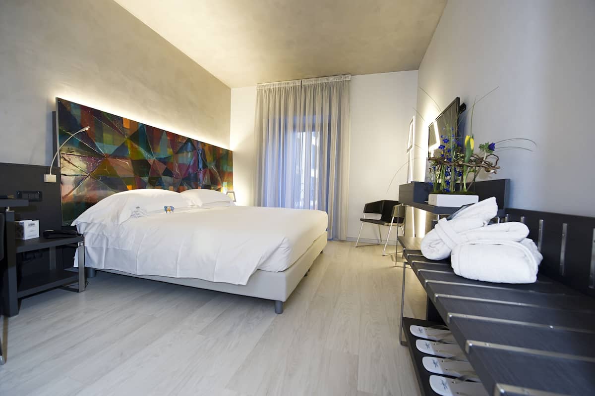 1 bedroom, premium bedding, down duvets, in-room safe