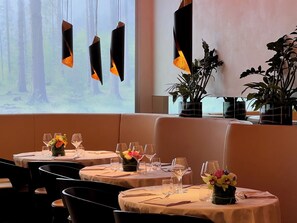 Se sirven desayunos y cocina italiana (con mesas al aire libre) 