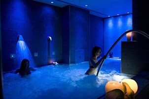 Indoor spa tub