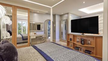 Luxury Suite, Canal View | In-room safe, individually decorated, desk, iron/ironing board