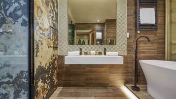 Suite Luxury, vista canale | Bagno | Set di cortesia gratuito, asciugacapelli, asciugamani, sapone