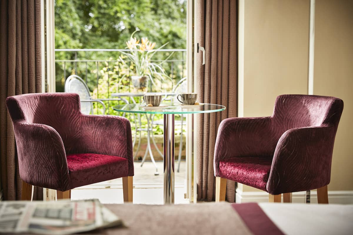 Deluxe Twin Room, 1 Bedroom, Balcony, Garden View | Peti besi dalam bilik, dihias secara berasingan, meja