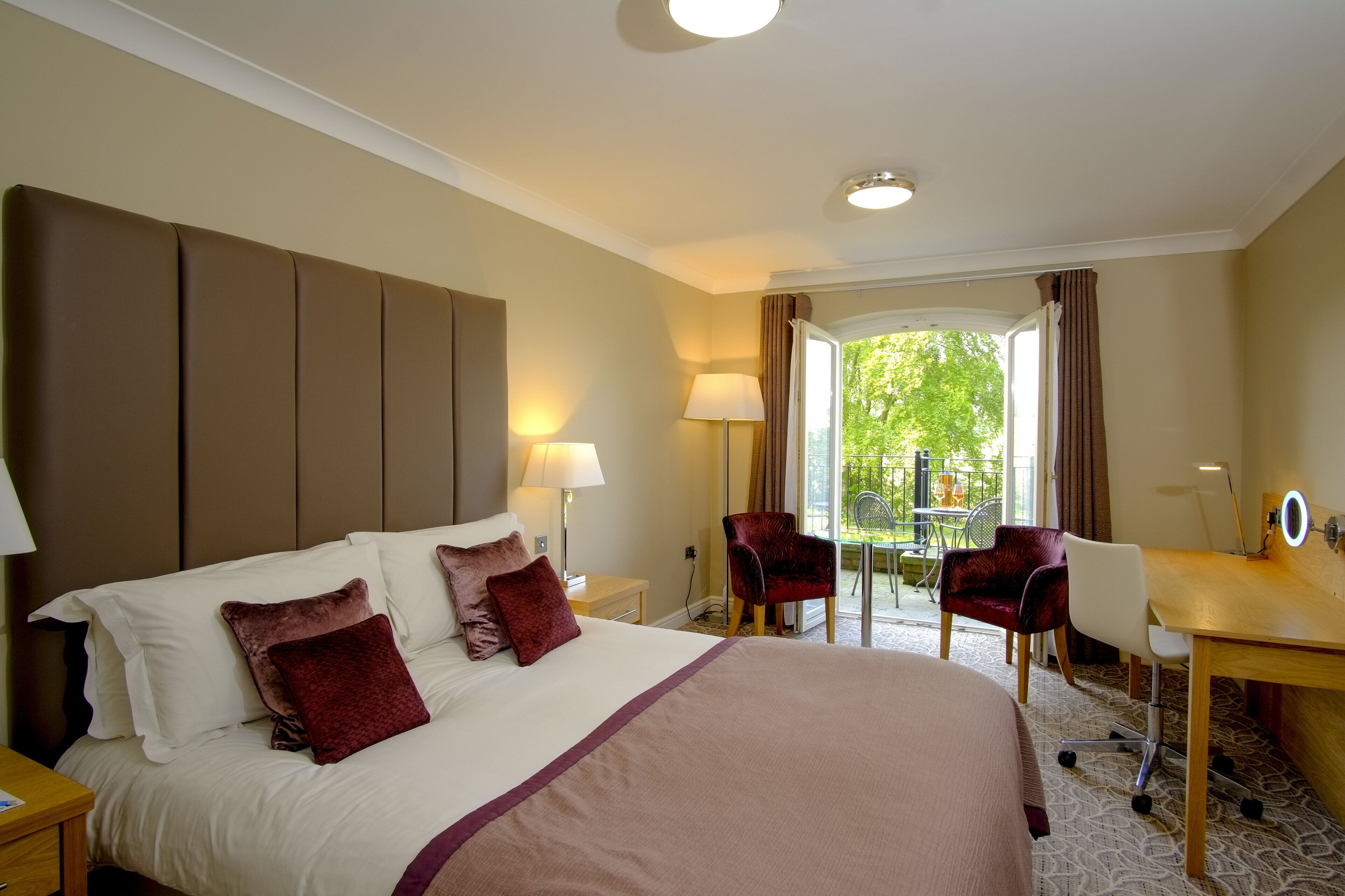 Executive-dobbeltværelse - udsigt til kanal | Pengeskab på værelset, individuelt design, skrivebord