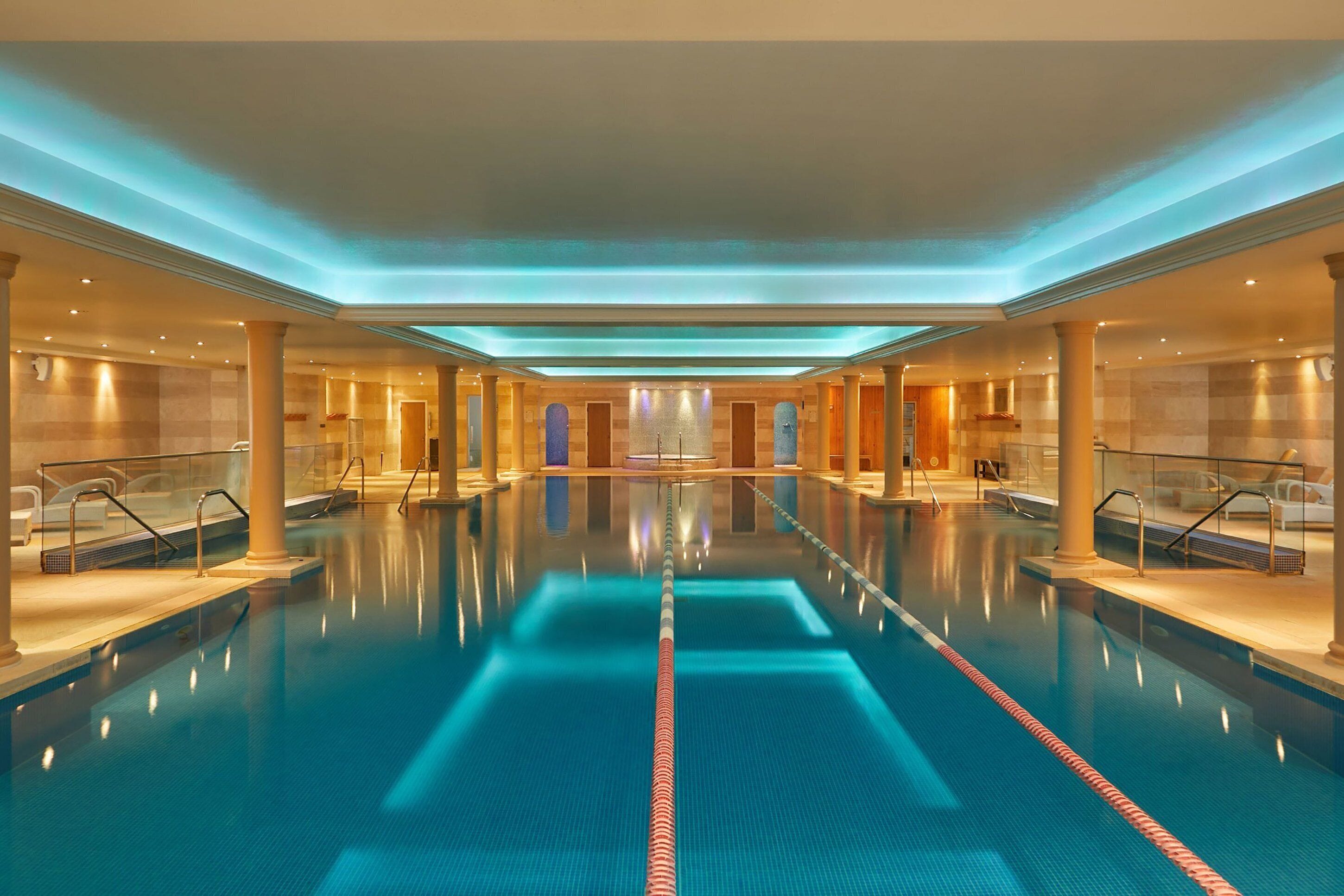 Una piscina cubierta