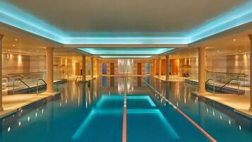 Una piscina cubierta