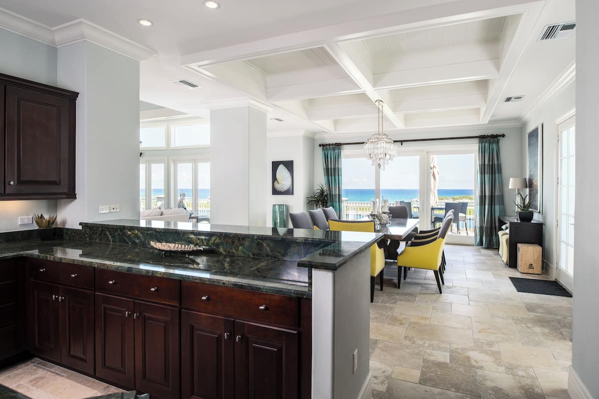 Three Bedroom Oceanfront Villa | Área de estar | TV de tela plana, DVD player