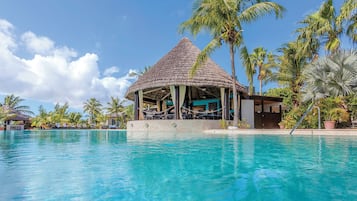 2 outdoor pools, free pool cabanas, pool umbrellas